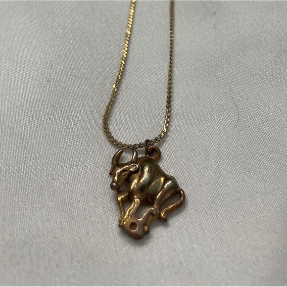 Vintage gold necklace with bull charm- in great condition- brand unknown - Picture 2 of 3